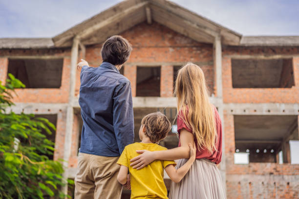 Familia frente a una casa en construcción